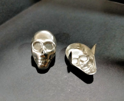 Metallic Silver Skull Pincho
