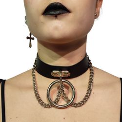 Collar choker cadenas y aro grande.