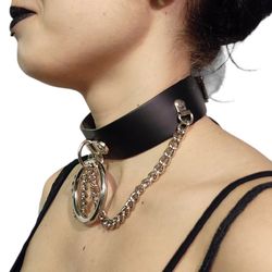 Collar choker cadenas y aro grande.