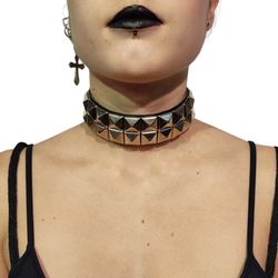 Collar choker doble pirámides