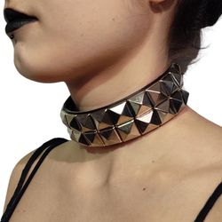 Collar choker doble pirámides