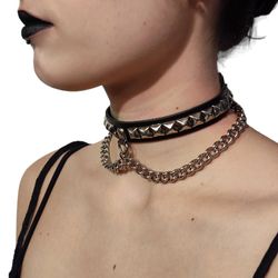 Collar choker pirámides y cadenas