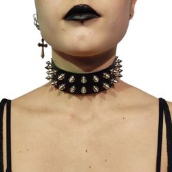 2-reihige Halskette mit Stacheln.