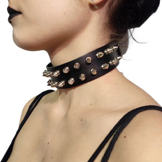 2-reihige Halskette mit Stacheln.