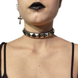 Collar choker pirámides