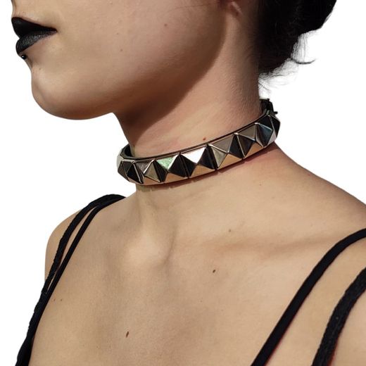 Collar choker pirámides