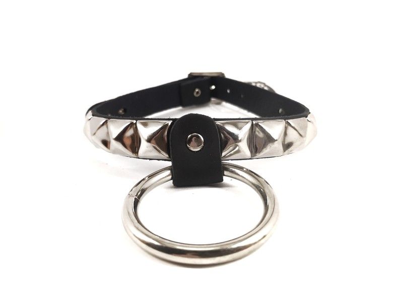 Collar pirámides 1 hilera con aro.