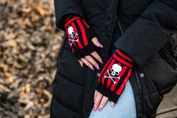 Mitones Rojos a Rayas con Calaveras