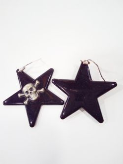 Flacher schwarzer Sternschädel-Silberohrring