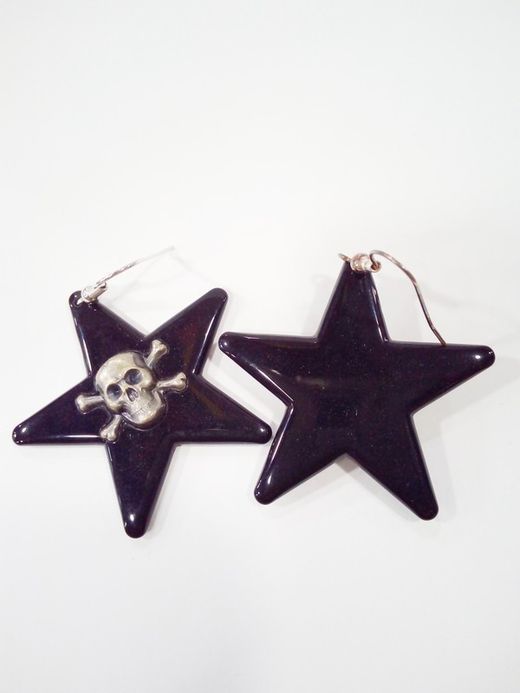 Flacher schwarzer Sternschädel-Silberohrring