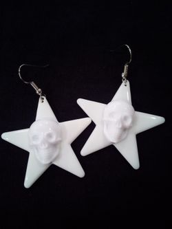 Witte ster witte schedel oorbel