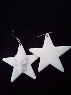 Witte ster witte schedel oorbel