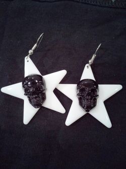 Weißer Stern Schwarzer Schädelohrring