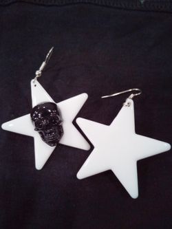 Weißer Stern Schwarzer Schädelohrring