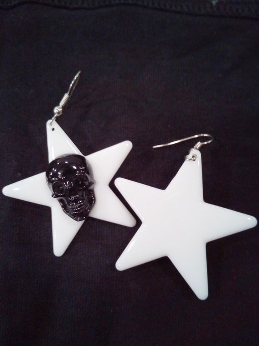 Weißer Stern Schwarzer Schädelohrring