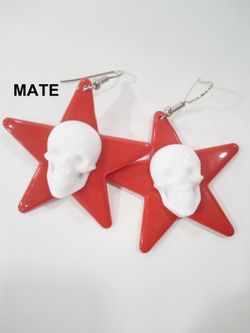 Rode ster witte schedel oorbel