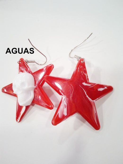 Rode ster witte schedel oorbel