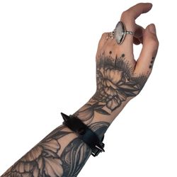 Pulsera con pinchos negros