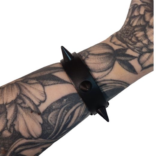 Pulsera con pinchos negros