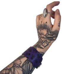 Pulsera lila con calaveras