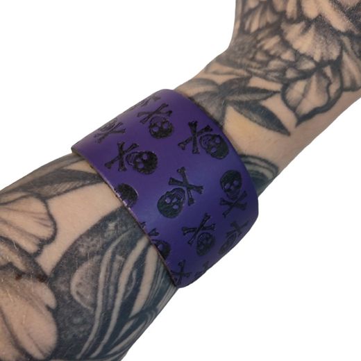 Pulsera lila con calaveras