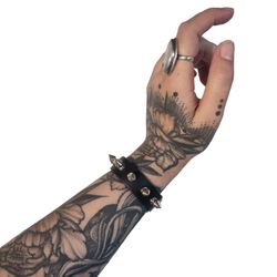 Armband met 1 rij spikes