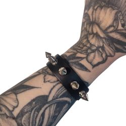 Armband met 1 rij spikes