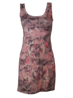 Abito con cinturino in pelle cucita